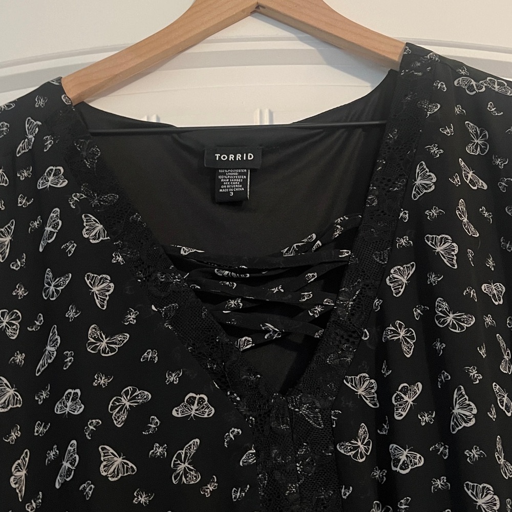 Torrid Chiffon Butterfly Print Blouse 3X - Picture 3 of 10